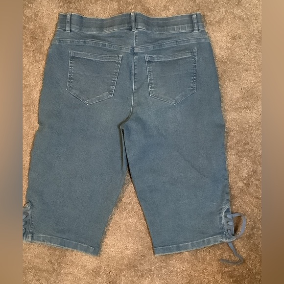 Alia Bermuda Jean shorts 10P - Picture 2 of 5